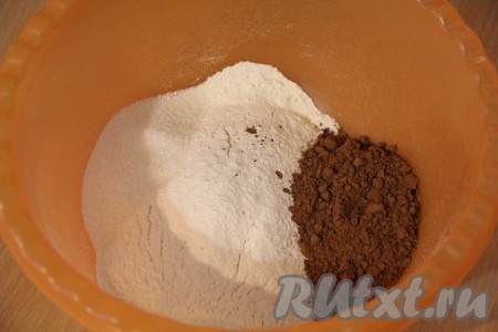 Просеять в миску муку, добавить какао, сахар, соль и перемешать.

