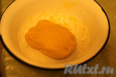 Замесить эластичное песочное тесто для домашнего печенья.
