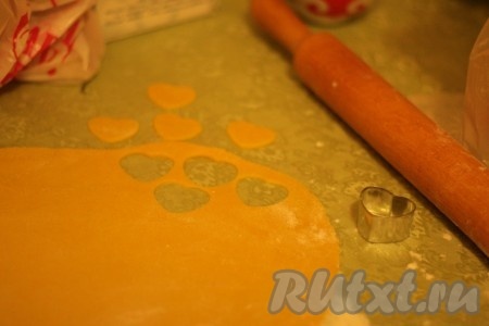 Раскатать тесто очень тонко (1,5-2 мм) (как на фото) на столе, присыпанном мукой.
