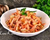 Салат из моркови с колбасой и сухариками
