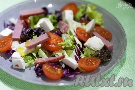 Салат из ветчины, сыра и овощей
