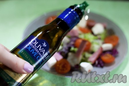 В завершение заправьте салат оливковым маслом и бальзамическом уксусом.
