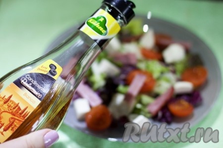 В завершении заправьте салат оливковым маслом и бальзамическом уксусом.