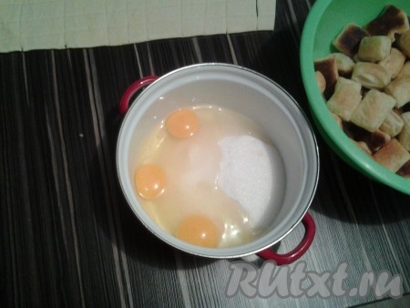 Для приготовления крема взбить яйца с сахаром в густую массу, затем добавить муку. В другой миске вскипятить молоко, добавить масло. Кипящее молоко влить в массу, взбивая миксером. 