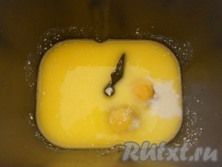 Тесто я готовила в хлебопечке. В ведерко влить теплый кефир, добавить яйца и растопленный и немного охлажденный маргарин.