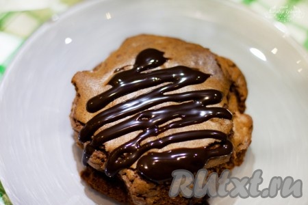 Готовый шоколадный кекс с орехами полейте шоколадным сиропом. 