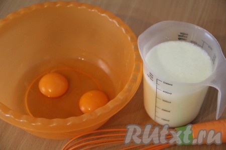 Яйца соединить с сахаром и слегка взбить венчиком. Затем добавить простоквашу и хорошо перемешать.