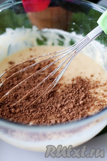 Добавьте в замешанное тесто какао-порошок и перемешивая добейтесь однородного цвета.