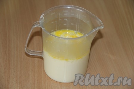 В высоком стакане или банке соединить тёплую воду и молоко. Добавить в молочную смесь 1 яйцо, 1 столовую ложку сахара и дрожжи. Всё хорошо перемешать и оставить в тепле на 20 минут.