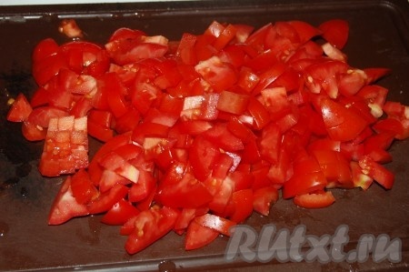 Нарежем мелко четыре помидора.
