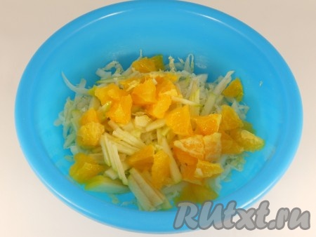 Добавить к капусте апельсин, очищенный от кожуры, пленок и порезанный кусочками, и яблоко, очищенное и порезанное соломкой.
