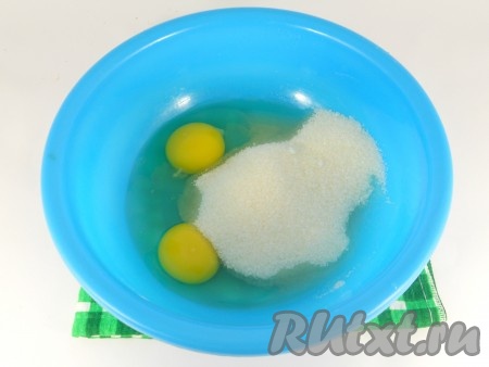 К яйцам добавить сахар и щепотку соли.
