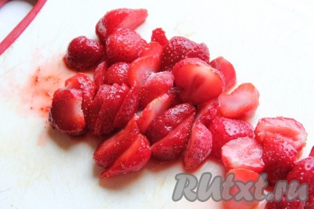Для начинки нарезаем клубнику или любые выбранные вами ягоды. Если ягоды замороженные, то предварительно их размораживаем.
