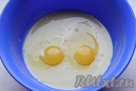 Яйца взбиваем с ванильным сахаром и добавляем сгущенку.

