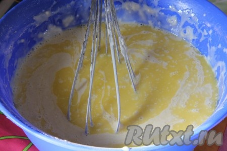 В объёмную миску влить оставшиеся 450 миллилитров молока комнатной температуры, всыпать сахар и соль, тщательно перемешать (соль с сахаром должны раствориться), а затем влить запенившуюся молочно-дрожжевую смесь, перемешать венчиком. В небольшой ёмкости венчиком взбить сырое яйцо. В миску со смесью молока и дрожжей добавить взбитое яйцо, всыпать муку, перемешать и влить растопленное сливочное масло комнатной температуры, перемешать тесто. Блинное тесто должно получиться однородным, по консистенции оно будет напоминать достаточно жидкую сметану.