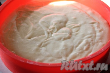 Полученное тесто выливаем в форму для выпечки. Выпекаем пирог в разогретой духовке 40 минут при температуре 180 градусов.
