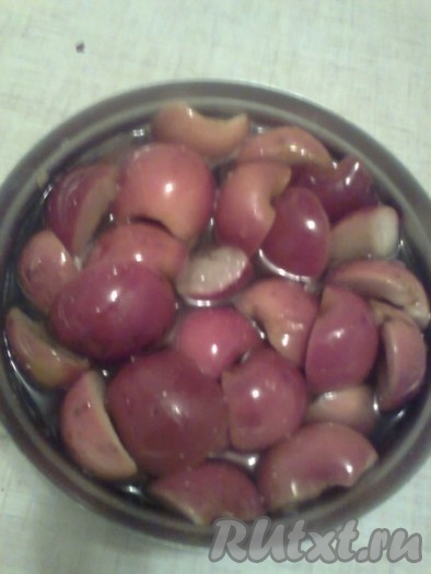 Яблоки вынуть из холодной воды, переложить в таз для готовки варенья (кастрюлю с толстым дном) и залить приготовленным горячим сиропом. Оставить на 6-8 часов.
