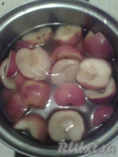 затем вынуть яблоки из горячей воды и тут же опустить в посуду с холодной водой, остудить их. 