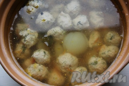 В кастрюлю с супом добавить чеснок, натёртый на тёрке, соль, перец (если нужно) и выключить газ.
