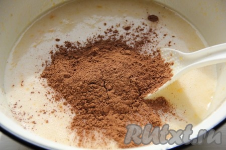Когда масса увеличится в объеме и растопится, снять ее с водяной бани и добавить какао.
