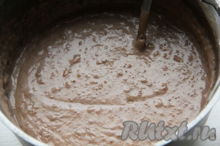 Для приготовления заварного крема в кастрюле соединить яйца, сахар, муку и какао, перемешать шоколадно-яичную смесь венчиком до однородности. Молоко довести до кипения и тонкой струйкой, непрерывно перемешивая, влить в нашу шоколадно-яичную смесь, затем отправить на средний огонь. Постоянно помешивая, довести заварной крем до кипения, а затем проварить на небольшом огне, продолжая помешивать, до загустения. Снять крем с огня, дать ему немного остыть. В горячий заварной крем добавить сливочное масло комнатной температуры и перемешать до растворения масла. Шоколадный заварной крем накрыть пищевой плёнкой так, чтобы она лежала на поверхности крема (благодаря плёнке на поверхности крема не будет образовываться корочка), и оставить до полного остывания.