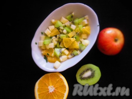 Очистить киви, яблоко и апельсин от кожуры. Нарезать яблоко кубиком, апельсин и киви - треугольником. Добавить немного сахара и мяты, пару капель лимонного сока и перемешать. Оставить фрукты, чтобы пустили сок.
