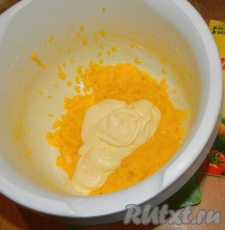 Берём яйца и аккуратно отделяем белки от желтков. Для приготовления бисквита яичные желтки взбиваем с сахаром. К полученной массе добавляем майонез.
