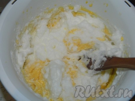 Отдельно взбиваем белки в пышную пену и аккуратно лопаткой вмешиваем их в тесто.
