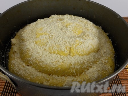 Пирог смазать желтком и посыпать сверху подготовленным штрейзелем. Оставить в теплом месте для расстойки на 30-35 минут.