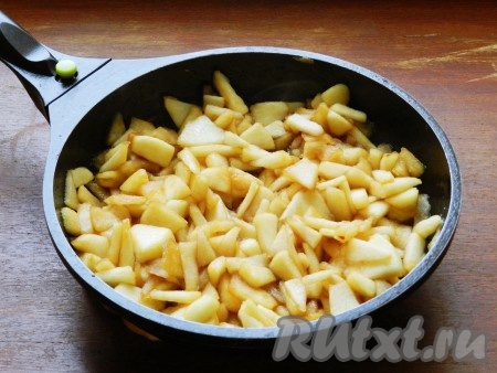 В горячую карамель выложить яблоки и готовить около 10 минут, постоянно помешивая, чтобы яблоки не подгорели и остались целыми кусочками. Затем снять с огня и остудить.
