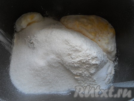 Добавить желтки, растопленный и охлажденный маргарин, всыпать просеянную муку, соль, сахар, ванильный сахар.
