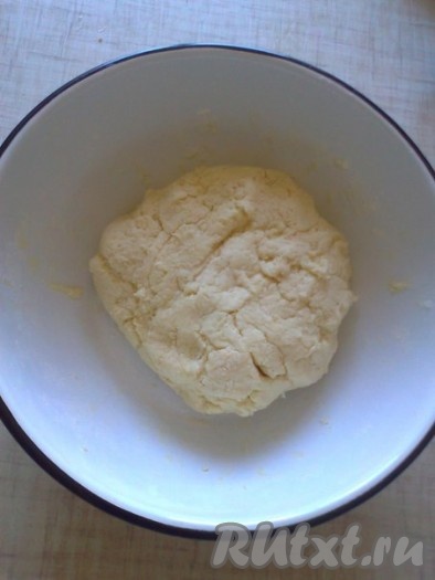В творожную массу добавить муку  и собрать тесто в шар (тесто должно получиться рыхлым). Не стоит перебарщивать с мукой, иначе пончики получаются, как «резиновые»,
