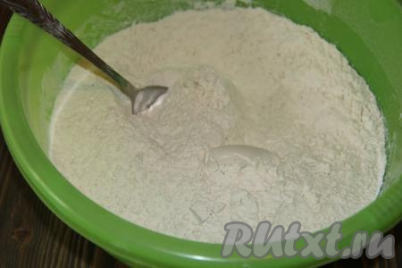 Муку просеять в глубокую миску, сюда же всыпать соль, сахар, сухие дрожжи, перемешать. Затем добавить в мучную смесь растопленное сливочное масло комнатной температуры и 200 миллилитров тёплого молока, перемешать. Температура молока должно быть не выше 40 градусов.