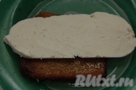Можно обжарить в тостере хлеб, полить его оливковым маслом и сверху пристроить кусочек домашнего адыгейского сыра.