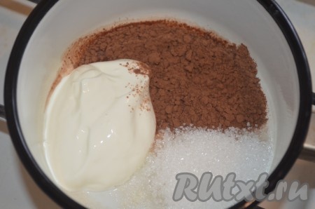 Для приготовления шоколадного соуса в кастрюльке смешать ложкой сметану, сахар и какао.
