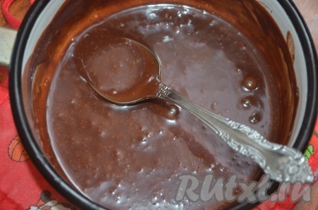 Варить шоколадный соус на медленном огне, постоянно помешивая, после закипания 1 минуту. Масса должна стать однородной.
