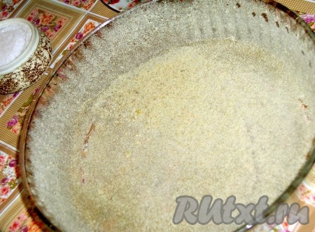 Форму для выпекания смазать маслом и щедро обсыпать сухарями. Выложить половину картофельно-манного теста и разровнять по всему дну формы (сухари будут скатываться, ничего страшного).
