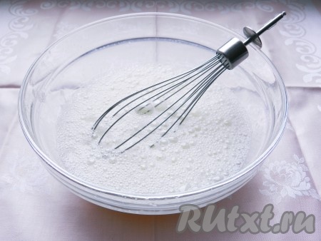 Приготовить тесто. Для этого взбить яйца с солью, сахаром и растительным маслом.