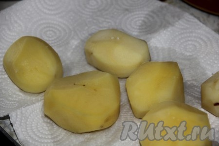 Картошку очистить от кожуры и отварить в течение 5-7 минут. Слегка отваренный картофель обсушить полотенцем, посолить и поперчить.
