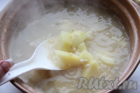 В кастрюлю с рисом и чечевицей добавляем порезанный картофель и варим суп до готовности картошки.
