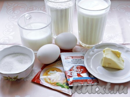 Взять продукты для приготовления дрожжевых блинов. Молоко и кефир нужно подогреть, а сливочное масло растопить.
