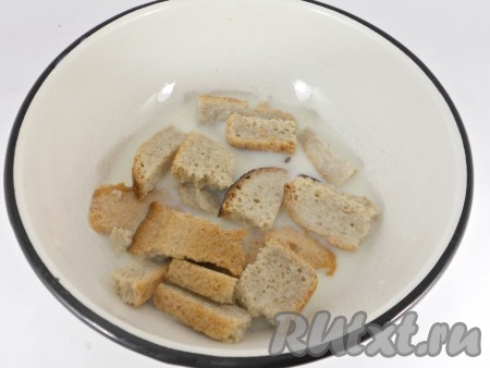 Хлеб поломать на кусочки, залить молоком, оставить на 3-5 минут (до размягчения хлеба).