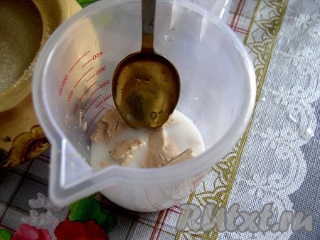 Если готовите со сливочным маслом или маргарином, то их нужно растопить и остудить. Дрожжи смешать с 1 столовой ложкой воды и 1 столовой ложкой сахара. Когда масса вспенится, значит опара готова.
