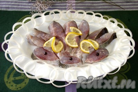 Поместить рыбу в холодильник, не менее чем на 24 часа. И можно подавать на стол вкуснейшего толстолобика, напоминающего по вкусу соленую селедочку.
