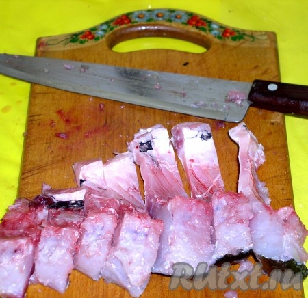 Филе толстолобика разрезать на полоски ножом.