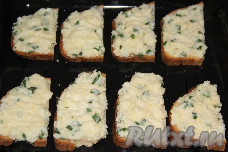 Противень для выпекания смазать растительным маслом. Выложить кусочки хлеба на противень. Затем выложить картофельную начинку на хлеб и аккуратно разровнять её по поверхности хлеба.