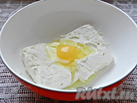 Для замешивания творожного слоя нужно в отдельную миску выложить творог, добавить яйцо, сахар и ванильный сахар, растереть вилкой до однородности. Добавить сметану и перемешать до однородности.