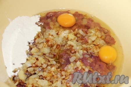 В миске смешиваем куриную печень с луком, добавляем яйца, муку, соль и перец. Тесто для печеночных оладий по консистенции должно получиться, как густая сметана.
