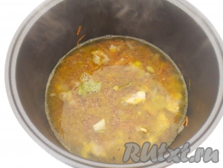 Влить горячую воду, гречневую крупу перемешать со свининой и овощами, закрыть крышку мультиварки и выставить режим "Гречка" или "Каша" на 40 минут.