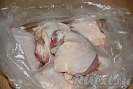 Куриные бёдра вымыть, обсушить, переложить в полиэтиленовый пакет.
